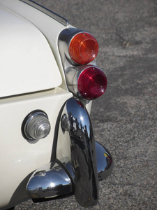 一辆英国老爷车的尾部。右尾灯和闪亮的镀铬保险杠的特殊视图。这款车是1955年至1962年间生产的一款凯旋TR3车型