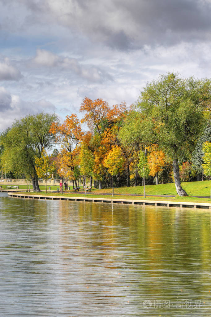 萨斯喀彻温省里贾纳的瓦斯卡纳湖垂直线