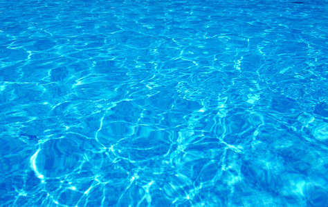 有阳光反射的蓝色池水