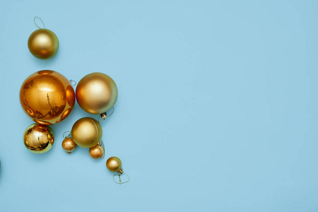 蓝色背景上的金色金属球。俯视图。圣诞装饰。金属分子。复制空间