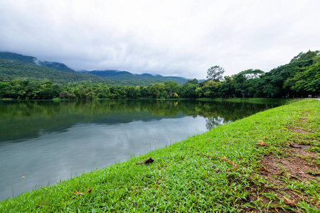 清迈大学绿草景观湖景