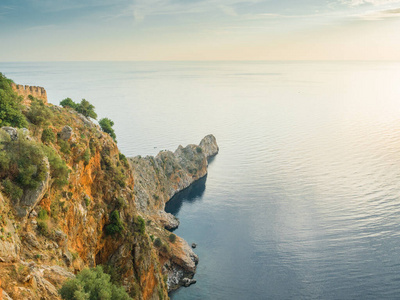 土耳其阿拉尼亚。从地中海要塞阿拉尼娅城堡和日落时的悬崖俯瞰美景。度假明信片背景
