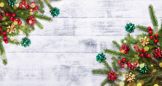 圣诞背景与冷杉树，冬青树和装饰木桌。轻波基。横幅。