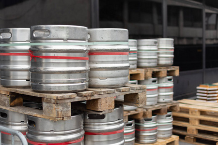木制调色板上的钢制啤酒桶。啤酒厂里有许多啤酒桶。