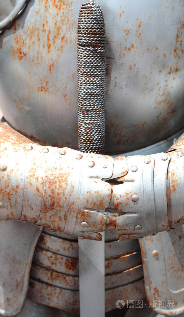 中世纪骑士生锈的盔甲