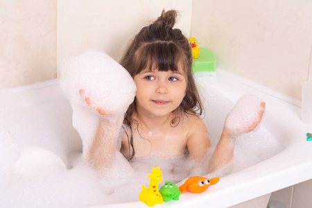 洗澡 男孩 肖像 女孩 美丽的 卫生 童年 头发 玩具 浴室