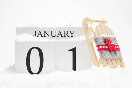 木历一月，冬季的第一天。冬天的象征是雪和雪橇。度假度假和冬季娱乐的概念。