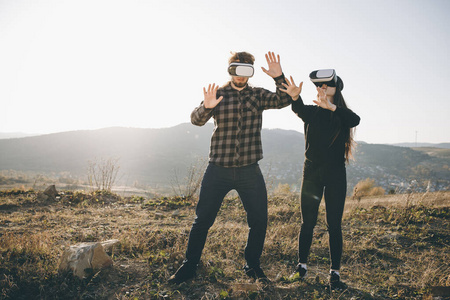 创新VR 360技术概念，两人在虚拟现实框中眼镜小工具技术，在山林自然背景下的森林里，人们使用耳机