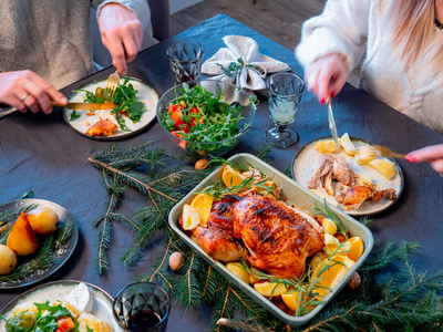 一家人坐在圣诞桌旁，桌上摆满了食物