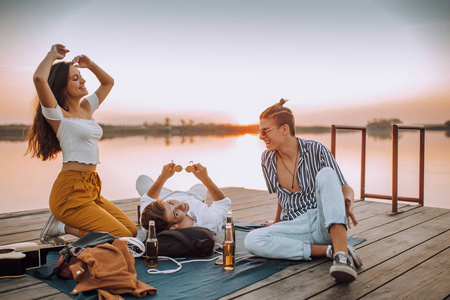 和朋友一起享受无忧无虑的时光照片