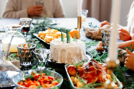 圣诞白蛋糕放在松枝桌上