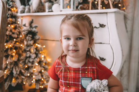 美丽的小女孩，背景是圣诞树