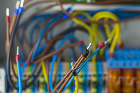 电线被端子压接,准备连接.照片