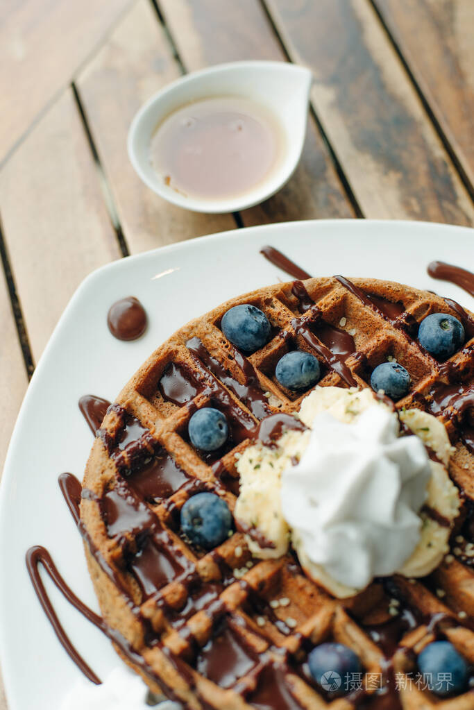 比利时华夫饼配冰淇淋巧克力酱和新鲜浆果