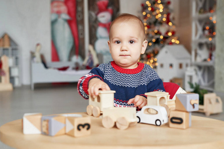 可爱的小男孩正在玩玩具火车玩具车金字塔和立方体，学习发展理念。儿童精细运动技能想象力和逻辑思维的发展