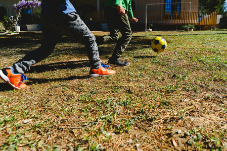 追逐的小孩图片