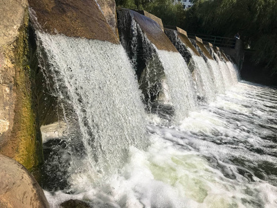 考纳斯人工海尼曼河堰和 rumsiskes 的房子夏季鸟瞰bukhtarma人工水库