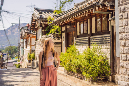 布克冲河内村的年轻女游客是著名的韩国传统民居保存地之一。韩国旅游概念