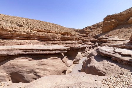 红槽峡谷中壮观的石山分层表面。以色列旅游