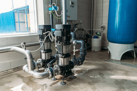 从深井抽水以生产纯净饮用水的泵或工业压缩机