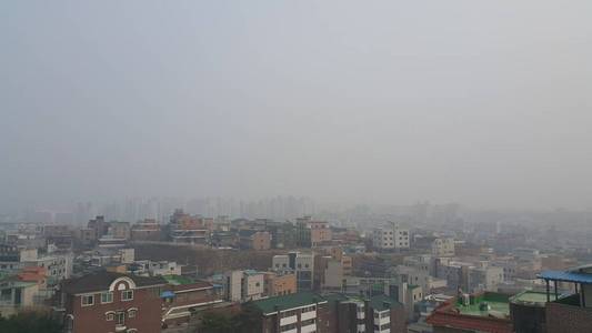 发达国家摩天大楼和灰尘的城市景观鸟瞰图