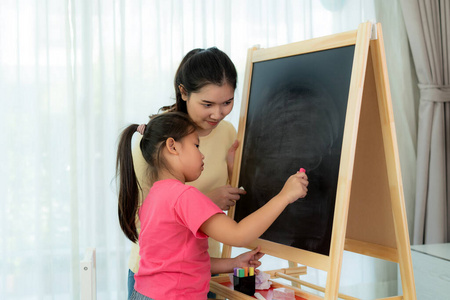 亚裔母亲和女儿一起玩画画