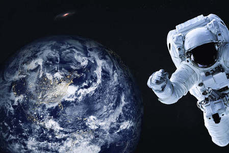 太空特写中的宇航员接近地球星球