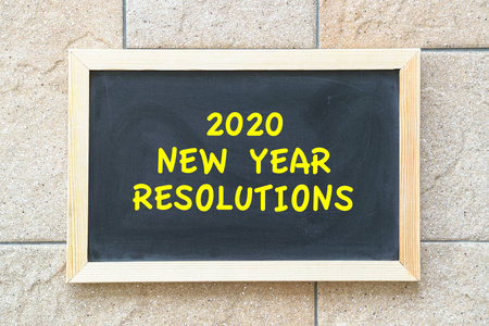 2020年新的一年目标，计划，行动文本在黑板上。