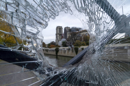 从碎玻璃看巴黎圣母院