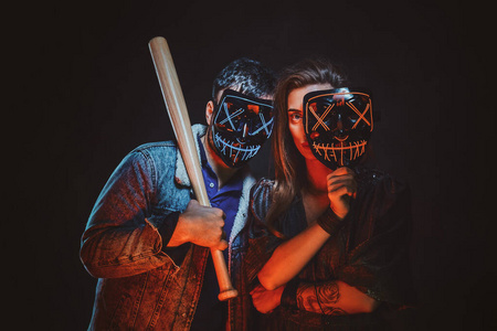 戴着蝙蝠面具的疯狂情侣肖像照片