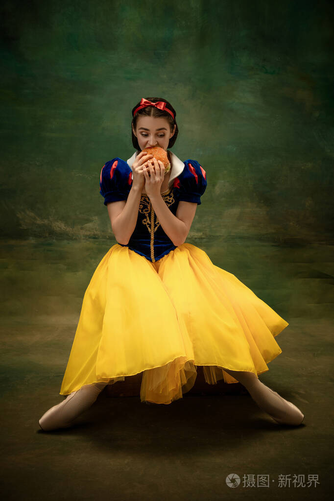 年轻的芭蕾舞演员白雪公主现代童话