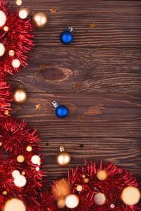 圣诞或新年装饰木背景与圣诞树和闪闪发光的波克灯和星星。圣诞快乐卡。