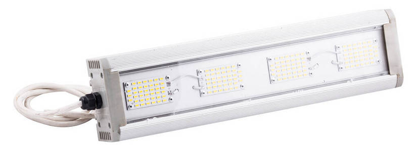 安装在室外管道上的铝制LED工业灯条，隔离在白色背景上。