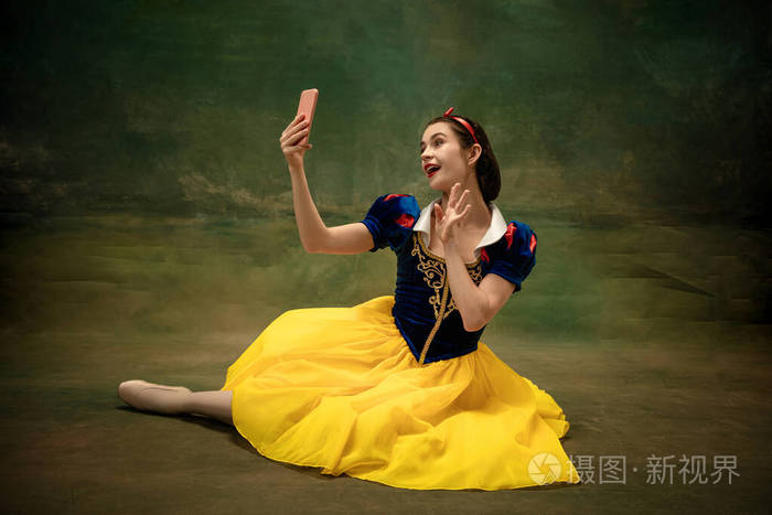 年轻的芭蕾舞演员白雪公主现代童话