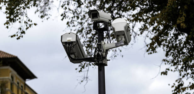 公园灯柱上的监控摄像头图片