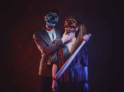 戴着蝙蝠面具的疯狂情侣肖像照片