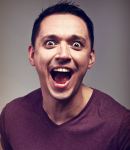 愤怒的兴奋的男人大喊着张开的嘴.特写表情照片