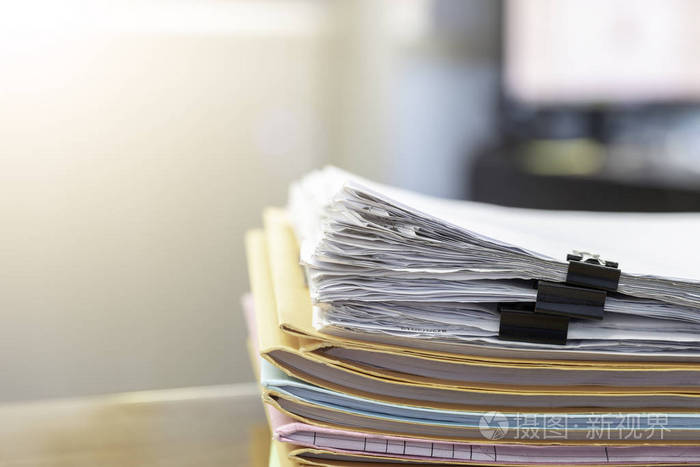 办公室办公桌上的文件堆