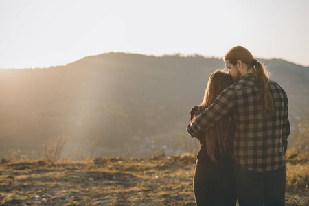 喜欢黑影的人拥抱亲吻.爱情和情人节的概念.照片