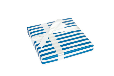 圣诞或其他节日手工制作的礼物，蓝色纸张，带白色丝带。白色背景，顶视图。感恩节礼品盒概念