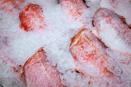 冰上鱼片市场货架上出售海鲈