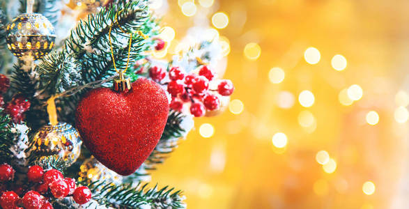 装饰精美的圣诞树背景贺卡。选择性聚焦。