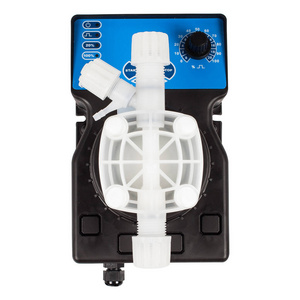 新型交流供电黑色塑料隔膜泵隔离在白色背景上。