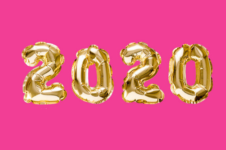 粉红色背景上的金箔气球数字2020照片