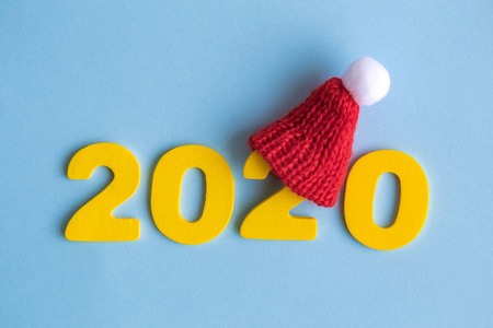 黄色2020木制数字和针织帽子蓝色新年摘要.照片