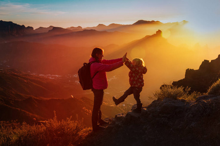 母亲带着小女儿喜欢在夕阳山旅行