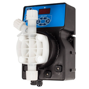 新型交流供电黑色塑料隔膜泵隔离在白色背景上。