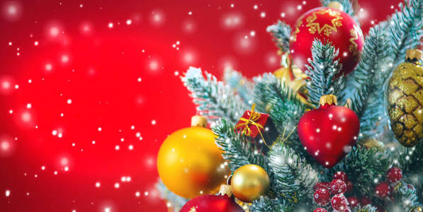 装饰精美的圣诞树背景贺卡。选择性聚焦。