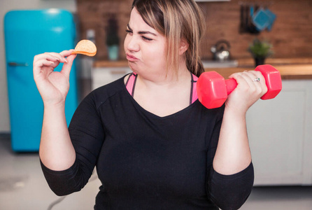 垃圾食品隔离独自吃饭会让你变胖懒肥胖的人吃垃圾食物放在沙发上时懒