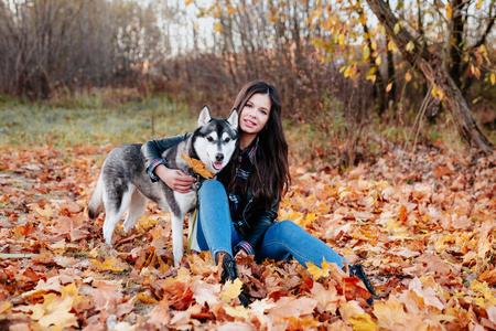 秋天公园里的美女和她的狗